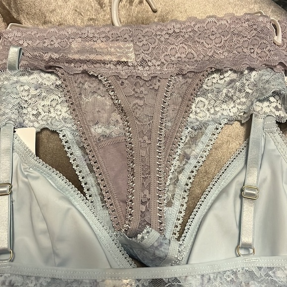 Jessica Simpson brand three-piece set, bralette and two lace thongs - Picture 5 of 11